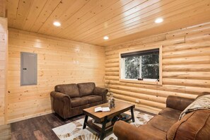 Living area - Kenai Kuik Cabins - Chinook Salmon (Cabin #5) (Soldotna)