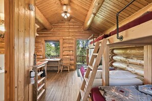 Room - Kenai Kuik Cabins - Pink Salmon (Cabin #2) (Soldotna)