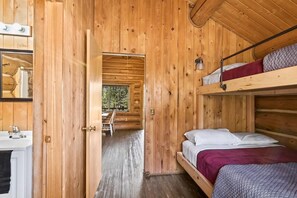 1 bedroom, free WiFi, bed sheets - Kenai Kuik Cabins - Sockeye Salmon (Cabin #4) (Soldotna)