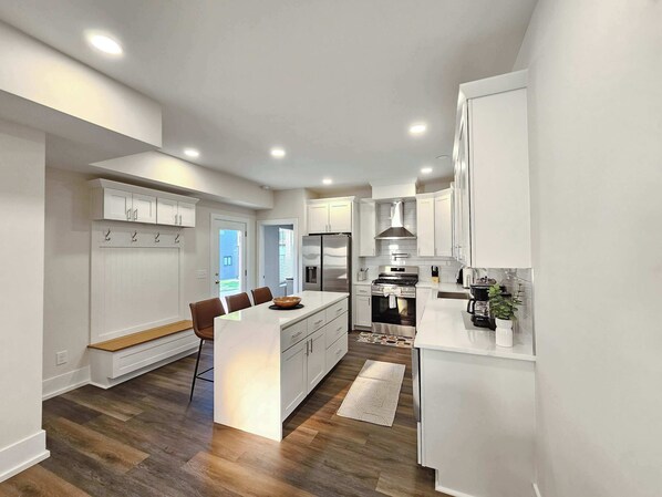 Fridge, microwave, oven, stovetop - Private Deck | 9 Min to Duke | 8 to Downtown (Durham)