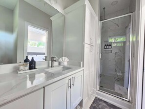 Shower, hair dryer, towels, shampoo - Private Deck | 9 Min to Duke | 8 to Downtown (Durham)