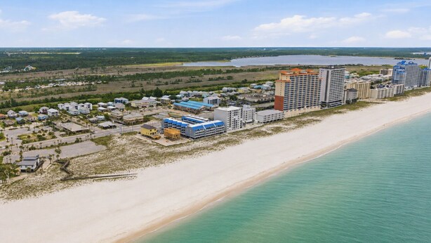 Ein Küstenresort mit Strandhäusern, einer Marina und einem großen Hotelkomplex.