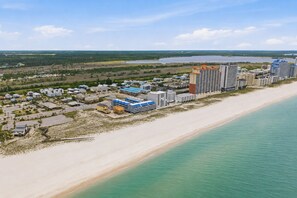 Kystresort med ejendomme ved stranden, en lystbådehavn og et stort hotelkompleks.