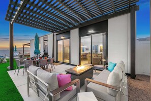 Outdoor dining - Desert Skies Modernist Villa w/ Pool, Spa & Casita (Desert Hot Springs)