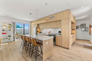 Private kitchen - Desert Skies Modernist Villa w/ Pool, Spa & Casita (Desert Hot Springs)