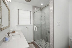 Douche, sèche-cheveux, serviettes fournies