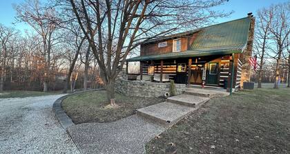 Rustic Cabin / 4-bed/ Fireplace/ Hot Tub/ Bar Area