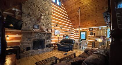 Rustic Cabin / 4-bed/ Fireplace/ Hot Tub/ Bar Area