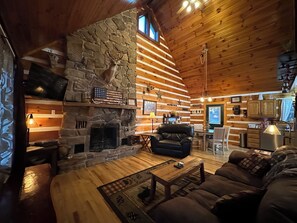 Smart TV - Rustic Cabin / 4-bed/ Fireplace/ Hot Tub/ Bar Area (Owensville)