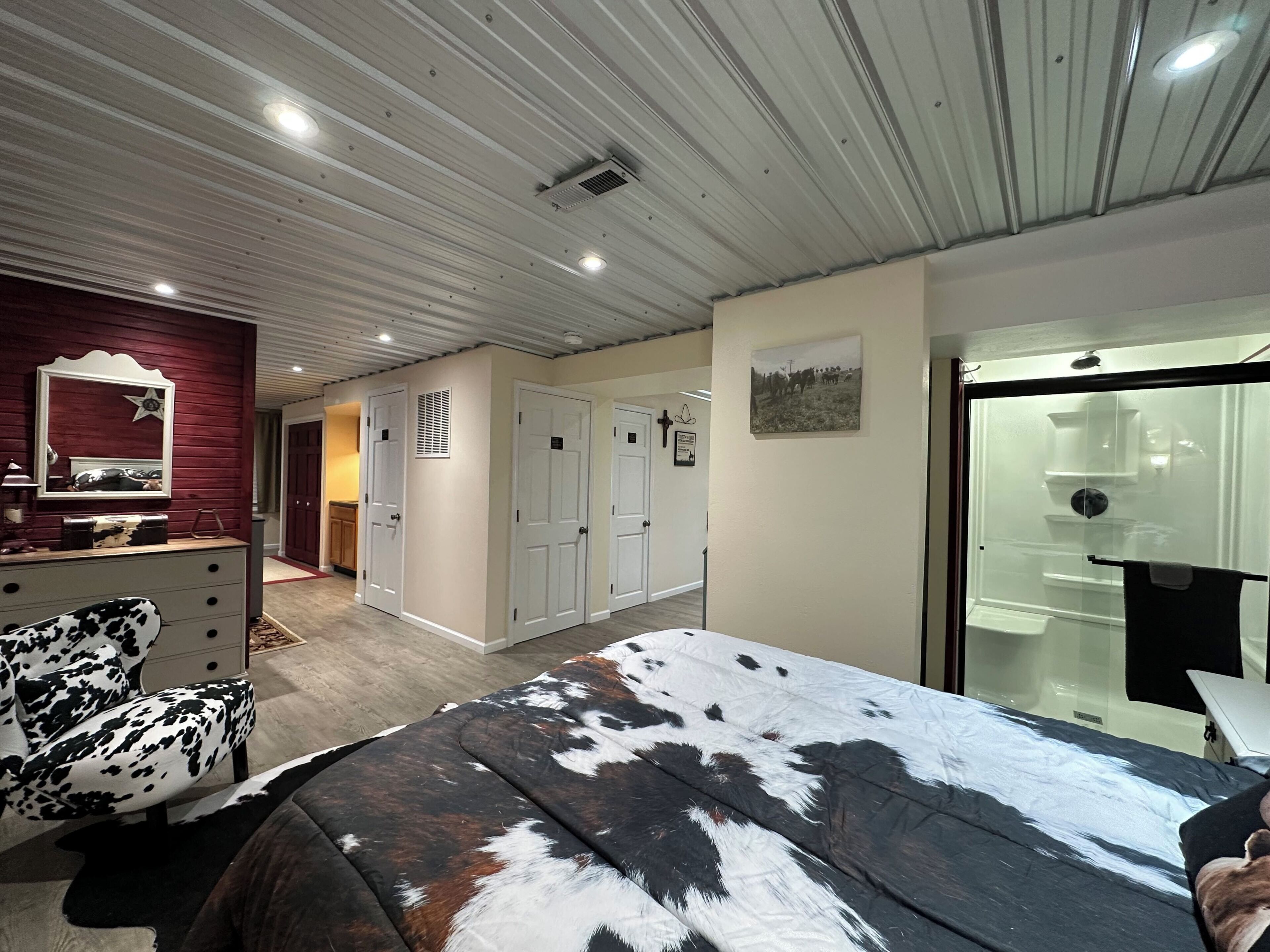 4 bedrooms, iron/ironing board, WiFi, bed sheets