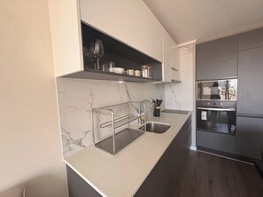 Apartamento, 1 habitación | Cocina privada | Frigorífico, microondas, horno y utensilios de cocina