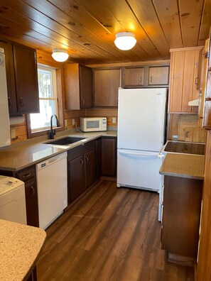 Fridge, microwave, oven, stovetop - Amazing 4-bedroom cabin in Brownville perfect for your getaway (Brownville)