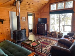 Smart TV, DVD player - Amazing 4-bedroom cabin in Brownville perfect for your getaway (Brownville)