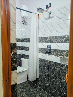 Dusche, Haartrockner, Bidet, Handtücher