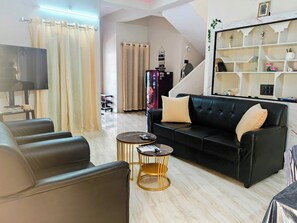 Living area - Furnished 2 BHK for EXPATS/HEALTHCARE Pros Secunderabad-near hospitals with AC (Secunderabad)