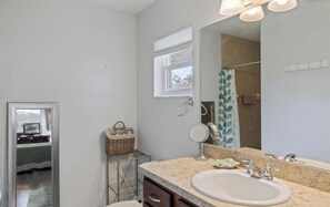 Bathroom -  Cozy 2016 lakefront / Dock, Fishing /Fire Pit/Kayaks/Boat&boat trailer Parking (Hernando)