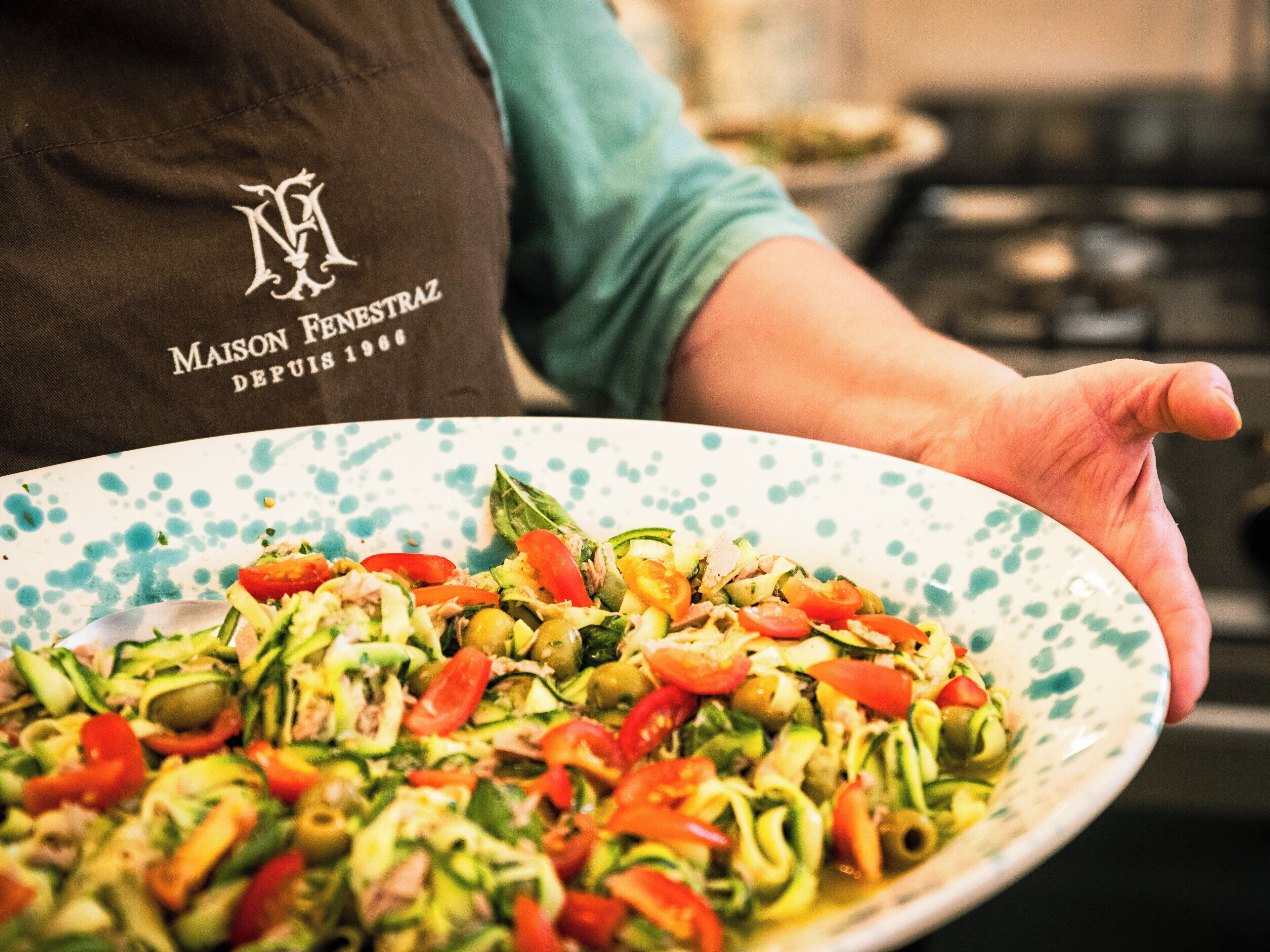 Una persona tiene in mano un piatto di insalata.