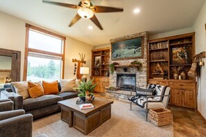 Living area - 11 Acres on National Forest - Hot Tub - Near YNP (Ashton)