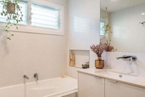 Shower, towels, soap, shampoo - Beachside Banksia - perfect beach stayvacation (East Ballina)