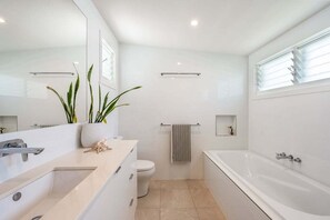 Douche, serviettes fournies, savon, shampoing