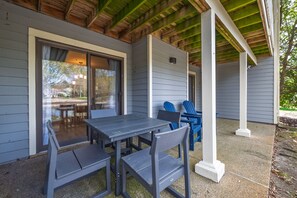 Outdoor dining - Dog-Friendly Retreat Between Rehoboth & Dewey in Spring Lake (Dewey Beach)
