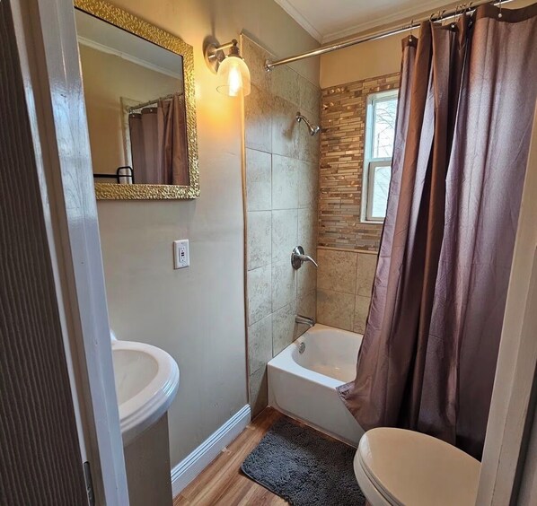 Sèche-cheveux, serviettes fournies, papier toilette
