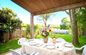 Outdoor dining - Havre de paix à la campagne (Cazalrenoux)