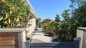 Une entrée fermée par un portail donne accès à une propriété, et un chemin mène à un bâtiment.