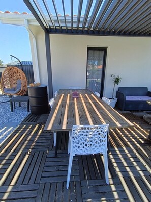 Outdoor dining - Family house with private heated pool, air conditioning, pool view (Biscarrosse)