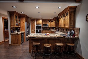 Private kitchen - Spacious 10 bed cabin in delightful Irwin! (Irwin)