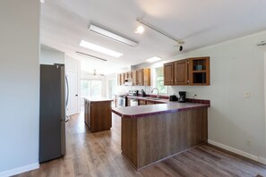 Private kitchen - 3-bedroom house on the lake with marina and boat ramp (Camdenton)