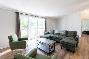 Living area - 3-bedroom house on the lake with marina and boat ramp (Camdenton)