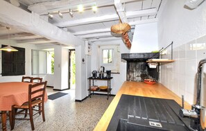 Kaffetrakter/tekoker, kjøleskap, ovn og kokeplater