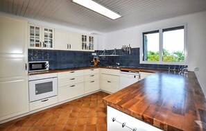 Coffee/tea maker, fridge, microwave, oven - Imprenable villa piscine (Taulis)