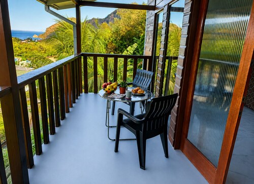 •  “Breathtaking Piton & Ocean Views, Romantic Balcony Retreat