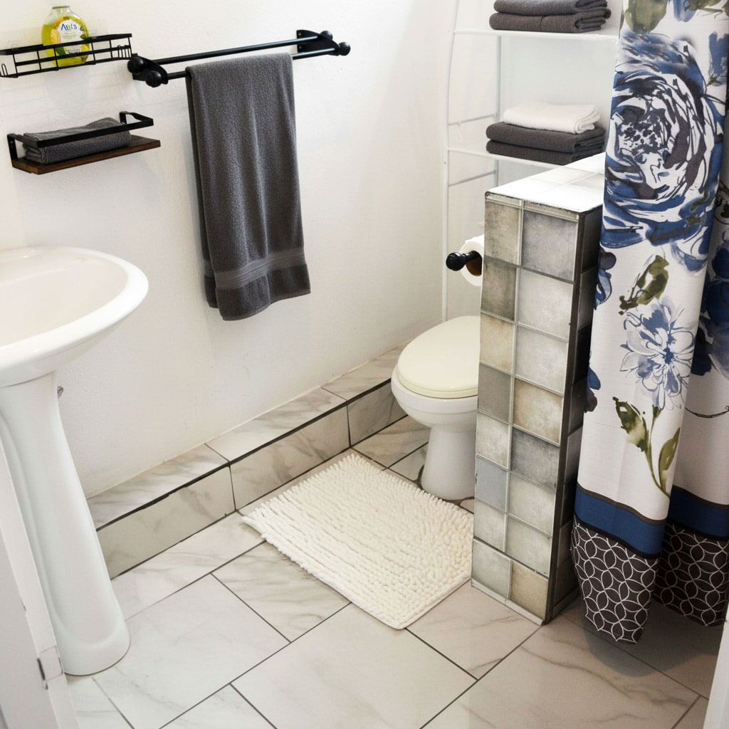 Toallas, jabón, shampoo, papel de baño 