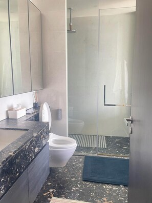 Shower, hair dryer, bidet, towels - 5 Star Luxury Best Location in Bangkok (Krung Thep Maha Nakhon)