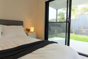 Room - "Sand" Walk to Marina, Bay Views, 2 Master Suites (Nelson Bay)