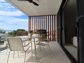 Outdoor dining - "Sand" Walk to Marina, Bay Views, 2 Master Suites (Nelson Bay)