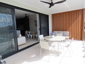 Outdoor dining - "Sand" Walk to Marina, Bay Views, 2 Master Suites (Nelson Bay)