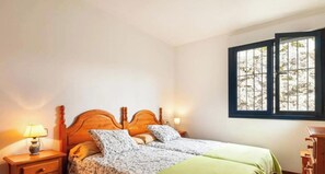 4 bedrooms, iron/ironing board, travel cot, bed sheets - Villa Vacacional el Sumidoriu (Barro (Llanes))