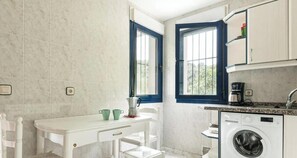 Fridge, microwave, oven, coffee/tea maker - Villa Vacacional el Sumidoriu (Barro (Llanes))