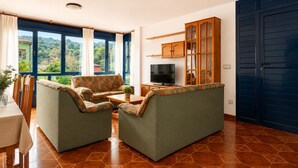 A living room with a sofa set, a TV, and a cabinet. - House near Barro Beach Llanes | El Sumidoriu (Barro (Llanes))