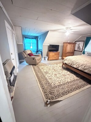 Room - Comfortable, basic, two-bedroom, fully furnished unit in peaceful Warren. (Warren)