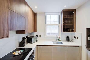 Fridge, microwave, oven, stovetop - St Johns Wood Luxurious Apartment (Greater London)