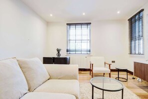 TV, offices - St Johns Wood Luxurious Apartment (Greater London)
