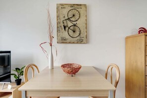 Dining - City Centre Comfort Style 1km to NZICC 15 min walk (Auckland Central)