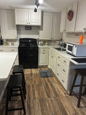 Private kitchen - Serene 2-bedroom studio Lawrenceville (Lawrenceville)