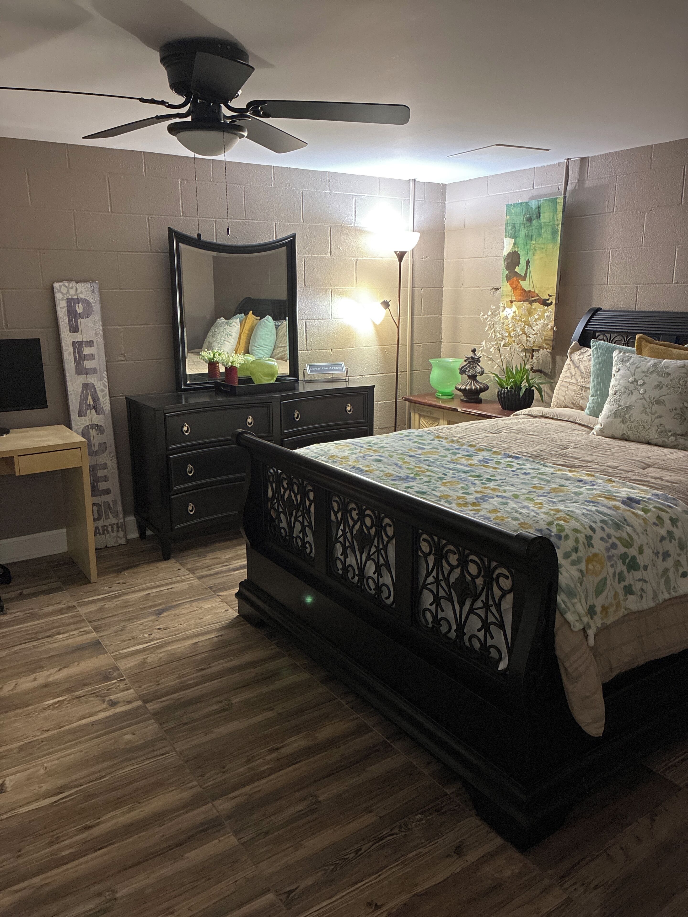 2 bedrooms, in-room safe, desk, iron/ironing board