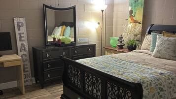 2 bedrooms, in-room safe, desk, iron/ironing board